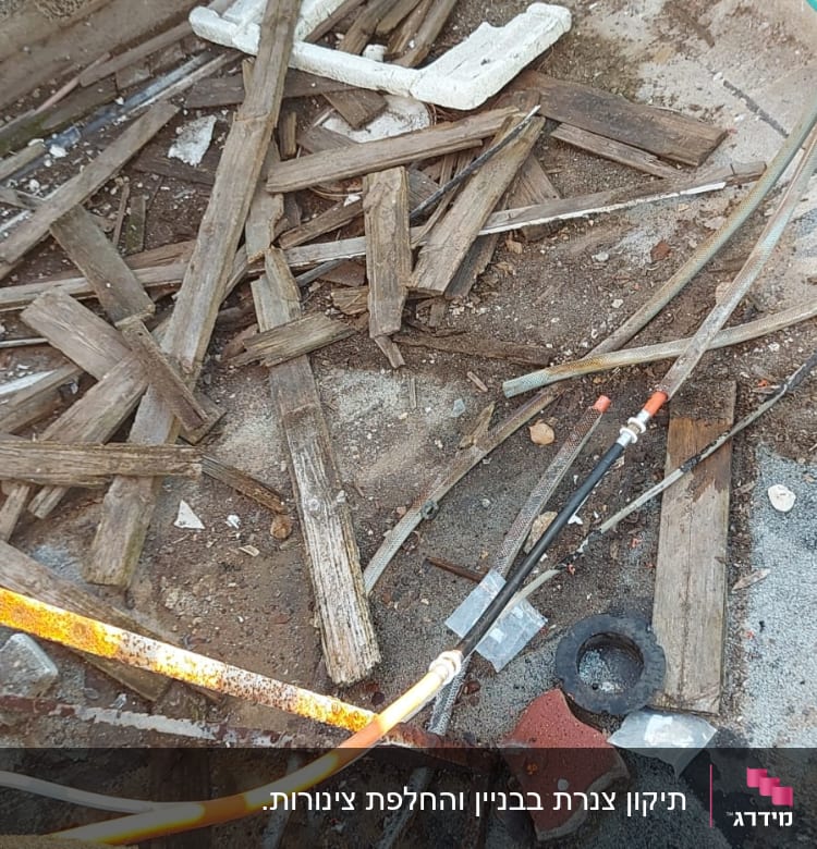 צינורות מים וגז, חיבורים וכלים על רצפה